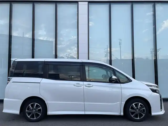 トヨタ ヴォクシー ZS 大阪府 2020(令2)年 3.4万km ホワイトパールクリスタルシャイン トヨタセーフティセンス/純正９インチナビ　/   フルセグTV/CD/DVD/Bluetooth　/バックモニター　　/パワースライドドア　/前後コーナーセンサー/前後ドライブレコーダー/オートマチックハイビーム/純正16インチアルミホイール/純正フロアマット/プッシュスタート　/スマートキー　/ビルトインＥＴＣ　/ＬＥＤヘッドライト