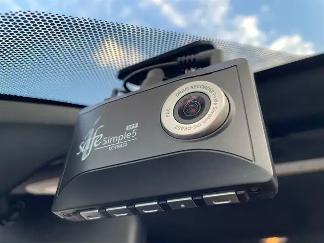 トヨタ ヴォクシー ZS 大阪府 2020(令2)年 3.4万km ホワイトパールクリスタルシャイン トヨタセーフティセンス/純正９インチナビ　/   フルセグTV/CD/DVD/Bluetooth　/バックモニター　　/パワースライドドア　/前後コーナーセンサー/前後ドライブレコーダー/オートマチックハイビーム/純正16インチアルミホイール/純正フロアマット/プッシュスタート　/スマートキー　/ビルトインＥＴＣ　/ＬＥＤヘッドライト
