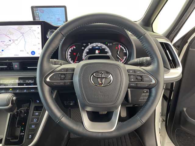 トヨタ ノア S－Z 愛知県 2023(令5)年 1.4万km ホワイトパールクリスタルシャイン 純正10.5インチナビ/パノラミックビューモニター（床下透過機能付）/ユニバーサルステップ/フルセグTV・HDMI・CD・DVD/Bluetooth・AM・FM・AppleCarPlay・AndroidAuto/トヨタチームメイト/アドバンストパーク/アドバンストドライブ/ETC2.0ビルトイン/前方ドライブレコーダー/両側パワースライドドア/BSM/トヨタセーフティセンス/FCTA・RCTA/レーンチェンジアシスト/緊急時操舵支援/プリクラッシュセーフティ/レーントレーシングアシスト/レーンディパーチャーアラート/レーダークルーズコントロール/オートハイビーム/ロードサインアシスト/ドライバー異常時対応システム/ドライバーモニター/パーキングサポートブレーキ/車両接近通報/ヒルスタートアシスト/横滑り防止/LEDヘッドライト/オートライト/フロントフォグランプ/ハーフレザーシート/運転席助手席シートヒーター/革巻きステアリング/ステアリングスイッチ/充電用USB端子/プッシュスタート/スマートキー/スペアキー/保証書・取扱説明書/マルチメディア説明書