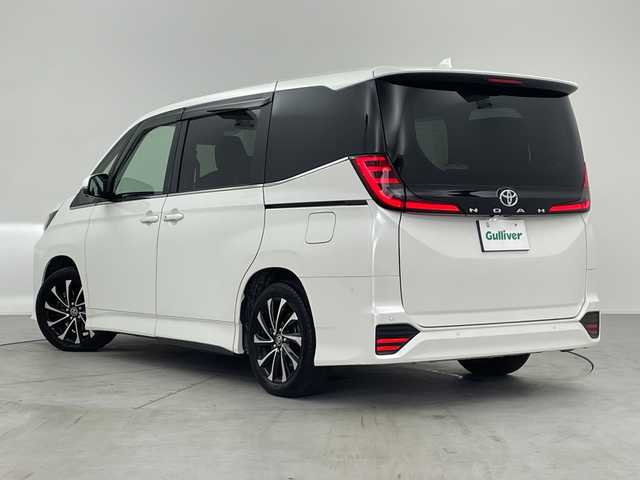 トヨタ ノア S－Z 愛知県 2023(令5)年 1.4万km ホワイトパールクリスタルシャイン 純正10.5インチナビ/パノラミックビューモニター（床下透過機能付）/ユニバーサルステップ/フルセグTV・HDMI・CD・DVD/Bluetooth・AM・FM・AppleCarPlay・AndroidAuto/トヨタチームメイト/アドバンストパーク/アドバンストドライブ/ETC2.0ビルトイン/前方ドライブレコーダー/両側パワースライドドア/BSM/トヨタセーフティセンス/FCTA・RCTA/レーンチェンジアシスト/緊急時操舵支援/プリクラッシュセーフティ/レーントレーシングアシスト/レーンディパーチャーアラート/レーダークルーズコントロール/オートハイビーム/ロードサインアシスト/ドライバー異常時対応システム/ドライバーモニター/パーキングサポートブレーキ/車両接近通報/ヒルスタートアシスト/横滑り防止/LEDヘッドライト/オートライト/フロントフォグランプ/ハーフレザーシート/運転席助手席シートヒーター/革巻きステアリング/ステアリングスイッチ/充電用USB端子/プッシュスタート/スマートキー/スペアキー/保証書・取扱説明書/マルチメディア説明書