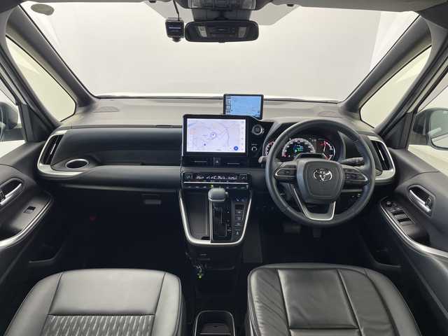 トヨタ ノア S－Z 愛知県 2023(令5)年 1.4万km ホワイトパールクリスタルシャイン 純正10.5インチナビ/パノラミックビューモニター（床下透過機能付）/ユニバーサルステップ/フルセグTV・HDMI・CD・DVD/Bluetooth・AM・FM・AppleCarPlay・AndroidAuto/トヨタチームメイト/アドバンストパーク/アドバンストドライブ/ETC2.0ビルトイン/前方ドライブレコーダー/両側パワースライドドア/BSM/トヨタセーフティセンス/FCTA・RCTA/レーンチェンジアシスト/緊急時操舵支援/プリクラッシュセーフティ/レーントレーシングアシスト/レーンディパーチャーアラート/レーダークルーズコントロール/オートハイビーム/ロードサインアシスト/ドライバー異常時対応システム/ドライバーモニター/パーキングサポートブレーキ/車両接近通報/ヒルスタートアシスト/横滑り防止/LEDヘッドライト/オートライト/フロントフォグランプ/ハーフレザーシート/運転席助手席シートヒーター/革巻きステアリング/ステアリングスイッチ/充電用USB端子/プッシュスタート/スマートキー/スペアキー/保証書・取扱説明書/マルチメディア説明書