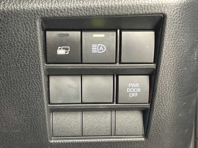 トヨタ ノア S－Z 愛知県 2023(令5)年 1.4万km ホワイトパールクリスタルシャイン 純正10.5インチナビ/パノラミックビューモニター（床下透過機能付）/ユニバーサルステップ/フルセグTV・HDMI・CD・DVD/Bluetooth・AM・FM・AppleCarPlay・AndroidAuto/トヨタチームメイト/アドバンストパーク/アドバンストドライブ/ETC2.0ビルトイン/前方ドライブレコーダー/両側パワースライドドア/BSM/トヨタセーフティセンス/FCTA・RCTA/レーンチェンジアシスト/緊急時操舵支援/プリクラッシュセーフティ/レーントレーシングアシスト/レーンディパーチャーアラート/レーダークルーズコントロール/オートハイビーム/ロードサインアシスト/ドライバー異常時対応システム/ドライバーモニター/パーキングサポートブレーキ/車両接近通報/ヒルスタートアシスト/横滑り防止/LEDヘッドライト/オートライト/フロントフォグランプ/ハーフレザーシート/運転席助手席シートヒーター/革巻きステアリング/ステアリングスイッチ/充電用USB端子/プッシュスタート/スマートキー/スペアキー/保証書・取扱説明書/マルチメディア説明書