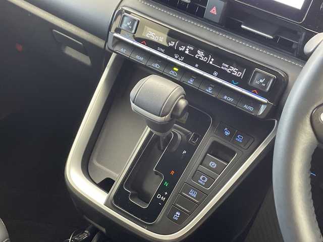 トヨタ ノア S－Z 愛知県 2023(令5)年 1.4万km ホワイトパールクリスタルシャイン 純正10.5インチナビ/パノラミックビューモニター（床下透過機能付）/ユニバーサルステップ/フルセグTV・HDMI・CD・DVD/Bluetooth・AM・FM・AppleCarPlay・AndroidAuto/トヨタチームメイト/アドバンストパーク/アドバンストドライブ/ETC2.0ビルトイン/前方ドライブレコーダー/両側パワースライドドア/BSM/トヨタセーフティセンス/FCTA・RCTA/レーンチェンジアシスト/緊急時操舵支援/プリクラッシュセーフティ/レーントレーシングアシスト/レーンディパーチャーアラート/レーダークルーズコントロール/オートハイビーム/ロードサインアシスト/ドライバー異常時対応システム/ドライバーモニター/パーキングサポートブレーキ/車両接近通報/ヒルスタートアシスト/横滑り防止/LEDヘッドライト/オートライト/フロントフォグランプ/ハーフレザーシート/運転席助手席シートヒーター/革巻きステアリング/ステアリングスイッチ/充電用USB端子/プッシュスタート/スマートキー/スペアキー/保証書・取扱説明書/マルチメディア説明書