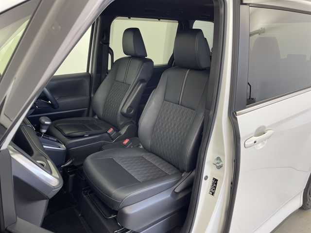 トヨタ ノア S－Z 愛知県 2023(令5)年 1.4万km ホワイトパールクリスタルシャイン 純正10.5インチナビ/パノラミックビューモニター（床下透過機能付）/ユニバーサルステップ/フルセグTV・HDMI・CD・DVD/Bluetooth・AM・FM・AppleCarPlay・AndroidAuto/トヨタチームメイト/アドバンストパーク/アドバンストドライブ/ETC2.0ビルトイン/前方ドライブレコーダー/両側パワースライドドア/BSM/トヨタセーフティセンス/FCTA・RCTA/レーンチェンジアシスト/緊急時操舵支援/プリクラッシュセーフティ/レーントレーシングアシスト/レーンディパーチャーアラート/レーダークルーズコントロール/オートハイビーム/ロードサインアシスト/ドライバー異常時対応システム/ドライバーモニター/パーキングサポートブレーキ/車両接近通報/ヒルスタートアシスト/横滑り防止/LEDヘッドライト/オートライト/フロントフォグランプ/ハーフレザーシート/運転席助手席シートヒーター/革巻きステアリング/ステアリングスイッチ/充電用USB端子/プッシュスタート/スマートキー/スペアキー/保証書・取扱説明書/マルチメディア説明書