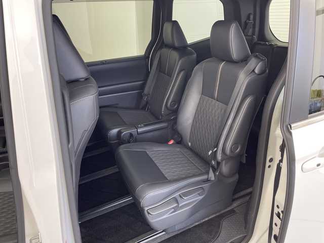 トヨタ ノア S－Z 愛知県 2023(令5)年 1.4万km ホワイトパールクリスタルシャイン 純正10.5インチナビ/パノラミックビューモニター（床下透過機能付）/ユニバーサルステップ/フルセグTV・HDMI・CD・DVD/Bluetooth・AM・FM・AppleCarPlay・AndroidAuto/トヨタチームメイト/アドバンストパーク/アドバンストドライブ/ETC2.0ビルトイン/前方ドライブレコーダー/両側パワースライドドア/BSM/トヨタセーフティセンス/FCTA・RCTA/レーンチェンジアシスト/緊急時操舵支援/プリクラッシュセーフティ/レーントレーシングアシスト/レーンディパーチャーアラート/レーダークルーズコントロール/オートハイビーム/ロードサインアシスト/ドライバー異常時対応システム/ドライバーモニター/パーキングサポートブレーキ/車両接近通報/ヒルスタートアシスト/横滑り防止/LEDヘッドライト/オートライト/フロントフォグランプ/ハーフレザーシート/運転席助手席シートヒーター/革巻きステアリング/ステアリングスイッチ/充電用USB端子/プッシュスタート/スマートキー/スペアキー/保証書・取扱説明書/マルチメディア説明書