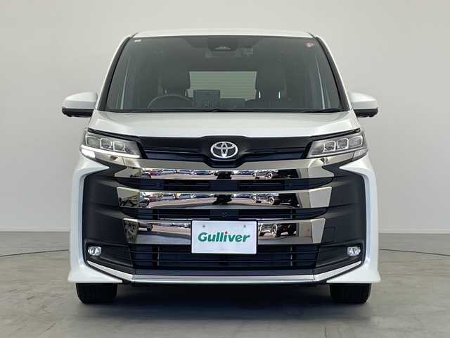 トヨタ ノア S－Z 愛知県 2023(令5)年 1.4万km ホワイトパールクリスタルシャイン 純正10.5インチナビ/パノラミックビューモニター（床下透過機能付）/ユニバーサルステップ/フルセグTV・HDMI・CD・DVD/Bluetooth・AM・FM・AppleCarPlay・AndroidAuto/トヨタチームメイト/アドバンストパーク/アドバンストドライブ/ETC2.0ビルトイン/前方ドライブレコーダー/両側パワースライドドア/BSM/トヨタセーフティセンス/FCTA・RCTA/レーンチェンジアシスト/緊急時操舵支援/プリクラッシュセーフティ/レーントレーシングアシスト/レーンディパーチャーアラート/レーダークルーズコントロール/オートハイビーム/ロードサインアシスト/ドライバー異常時対応システム/ドライバーモニター/パーキングサポートブレーキ/車両接近通報/ヒルスタートアシスト/横滑り防止/LEDヘッドライト/オートライト/フロントフォグランプ/ハーフレザーシート/運転席助手席シートヒーター/革巻きステアリング/ステアリングスイッチ/充電用USB端子/プッシュスタート/スマートキー/スペアキー/保証書・取扱説明書/マルチメディア説明書