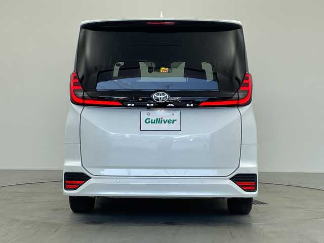 トヨタ ノア S－Z 愛知県 2023(令5)年 1.4万km ホワイトパールクリスタルシャイン 純正10.5インチナビ/パノラミックビューモニター（床下透過機能付）/ユニバーサルステップ/フルセグTV・HDMI・CD・DVD/Bluetooth・AM・FM・AppleCarPlay・AndroidAuto/トヨタチームメイト/アドバンストパーク/アドバンストドライブ/ETC2.0ビルトイン/前方ドライブレコーダー/両側パワースライドドア/BSM/トヨタセーフティセンス/FCTA・RCTA/レーンチェンジアシスト/緊急時操舵支援/プリクラッシュセーフティ/レーントレーシングアシスト/レーンディパーチャーアラート/レーダークルーズコントロール/オートハイビーム/ロードサインアシスト/ドライバー異常時対応システム/ドライバーモニター/パーキングサポートブレーキ/車両接近通報/ヒルスタートアシスト/横滑り防止/LEDヘッドライト/オートライト/フロントフォグランプ/ハーフレザーシート/運転席助手席シートヒーター/革巻きステアリング/ステアリングスイッチ/充電用USB端子/プッシュスタート/スマートキー/スペアキー/保証書・取扱説明書/マルチメディア説明書