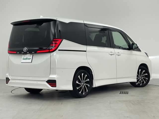 トヨタ ノア S－Z 愛知県 2023(令5)年 1.4万km ホワイトパールクリスタルシャイン 純正10.5インチナビ/パノラミックビューモニター（床下透過機能付）/ユニバーサルステップ/フルセグTV・HDMI・CD・DVD/Bluetooth・AM・FM・AppleCarPlay・AndroidAuto/トヨタチームメイト/アドバンストパーク/アドバンストドライブ/ETC2.0ビルトイン/前方ドライブレコーダー/両側パワースライドドア/BSM/トヨタセーフティセンス/FCTA・RCTA/レーンチェンジアシスト/緊急時操舵支援/プリクラッシュセーフティ/レーントレーシングアシスト/レーンディパーチャーアラート/レーダークルーズコントロール/オートハイビーム/ロードサインアシスト/ドライバー異常時対応システム/ドライバーモニター/パーキングサポートブレーキ/車両接近通報/ヒルスタートアシスト/横滑り防止/LEDヘッドライト/オートライト/フロントフォグランプ/ハーフレザーシート/運転席助手席シートヒーター/革巻きステアリング/ステアリングスイッチ/充電用USB端子/プッシュスタート/スマートキー/スペアキー/保証書・取扱説明書/マルチメディア説明書