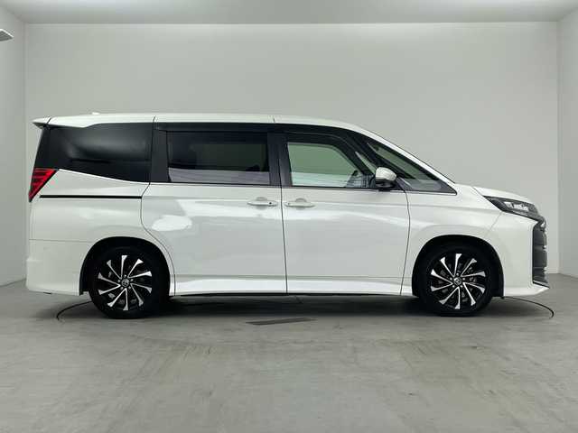 トヨタ ノア S－Z 愛知県 2023(令5)年 1.4万km ホワイトパールクリスタルシャイン 純正10.5インチナビ/パノラミックビューモニター（床下透過機能付）/ユニバーサルステップ/フルセグTV・HDMI・CD・DVD/Bluetooth・AM・FM・AppleCarPlay・AndroidAuto/トヨタチームメイト/アドバンストパーク/アドバンストドライブ/ETC2.0ビルトイン/前方ドライブレコーダー/両側パワースライドドア/BSM/トヨタセーフティセンス/FCTA・RCTA/レーンチェンジアシスト/緊急時操舵支援/プリクラッシュセーフティ/レーントレーシングアシスト/レーンディパーチャーアラート/レーダークルーズコントロール/オートハイビーム/ロードサインアシスト/ドライバー異常時対応システム/ドライバーモニター/パーキングサポートブレーキ/車両接近通報/ヒルスタートアシスト/横滑り防止/LEDヘッドライト/オートライト/フロントフォグランプ/ハーフレザーシート/運転席助手席シートヒーター/革巻きステアリング/ステアリングスイッチ/充電用USB端子/プッシュスタート/スマートキー/スペアキー/保証書・取扱説明書/マルチメディア説明書