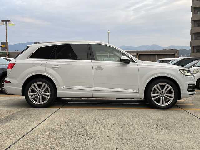 アウディ Ｑ７ 55TFSIクワトロアダプティブエアサスペンション 広島県 2019(平31)年 7.5万km パール パノラマサンルーフ/7シーターパッケージ/マトリクスLEDヘッドライト/黒革シート/パワーシート（運転席/助手席）/シートベンチレーション（運転席/助手席）/シートヒーター（運転席/助手席/2列目）/電動格納サードシート/パワーバックドア/全周囲カメラ/パーキングアシスト/アダプティブクルーズコントロール/衝突軽減ブレーキ/レーンキープアシスト/オートハイビーム/ブラインドスポットモニター/ETC2.0/純正ドライブレコーダー