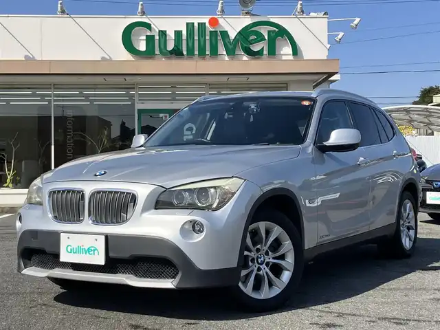 ＢＭＷ Ｘ１ xDrive 28i 三重県 2011(平23)年 7.8万km シルバー ４WD/ターボ/車検R9年5月20日/♪社外HDDナビ/ ・CD再生/DVD再生/ ・CD録音/♪バックカメラ/♪ドライブレコーダー前後/♪スマートキー×2/♪プッシュスタート/♪D/N席パワーシート/♪ルーフレール/♪HIDヘッドライト/♪フォグライト/♪リアフォグ/♪オートライト/♪フロアマット/♪スモークフィルム/♪電格ミラー/♪ETC/♪横滑り防止装置/♪サイド/カーテンエアバック