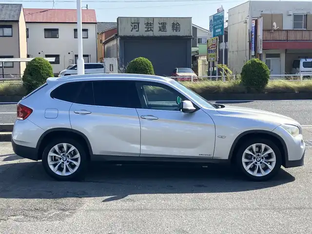 ＢＭＷ Ｘ１ xDrive 28i 三重県 2011(平23)年 7.8万km シルバー ４WD/ターボ/車検R9年5月20日/♪社外HDDナビ/ ・CD再生/DVD再生/ ・CD録音/♪バックカメラ/♪ドライブレコーダー前後/♪スマートキー×2/♪プッシュスタート/♪D/N席パワーシート/♪ルーフレール/♪HIDヘッドライト/♪フォグライト/♪リアフォグ/♪オートライト/♪フロアマット/♪スモークフィルム/♪電格ミラー/♪ETC/♪横滑り防止装置/♪サイド/カーテンエアバック