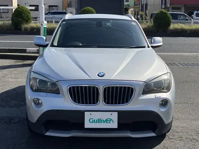 ＢＭＷ Ｘ１ xDrive 28i 三重県 2011(平23)年 7.8万km シルバー ４WD/ターボ/車検R9年5月20日/♪社外HDDナビ/ ・CD再生/DVD再生/ ・CD録音/♪バックカメラ/♪ドライブレコーダー前後/♪スマートキー×2/♪プッシュスタート/♪D/N席パワーシート/♪ルーフレール/♪HIDヘッドライト/♪フォグライト/♪リアフォグ/♪オートライト/♪フロアマット/♪スモークフィルム/♪電格ミラー/♪ETC/♪横滑り防止装置/♪サイド/カーテンエアバック