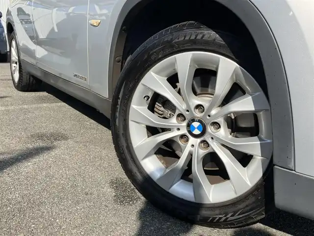 ＢＭＷ Ｘ１ xDrive 28i 三重県 2011(平23)年 7.8万km シルバー ４WD/ターボ/車検R9年5月20日/♪社外HDDナビ/ ・CD再生/DVD再生/ ・CD録音/♪バックカメラ/♪ドライブレコーダー前後/♪スマートキー×2/♪プッシュスタート/♪D/N席パワーシート/♪ルーフレール/♪HIDヘッドライト/♪フォグライト/♪リアフォグ/♪オートライト/♪フロアマット/♪スモークフィルム/♪電格ミラー/♪ETC/♪横滑り防止装置/♪サイド/カーテンエアバック