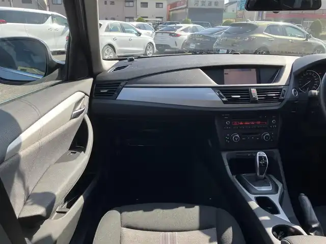 ＢＭＷ Ｘ１ xDrive 28i 三重県 2011(平23)年 7.8万km シルバー ４WD/ターボ/車検R9年5月20日/♪社外HDDナビ/ ・CD再生/DVD再生/ ・CD録音/♪バックカメラ/♪ドライブレコーダー前後/♪スマートキー×2/♪プッシュスタート/♪D/N席パワーシート/♪ルーフレール/♪HIDヘッドライト/♪フォグライト/♪リアフォグ/♪オートライト/♪フロアマット/♪スモークフィルム/♪電格ミラー/♪ETC/♪横滑り防止装置/♪サイド/カーテンエアバック