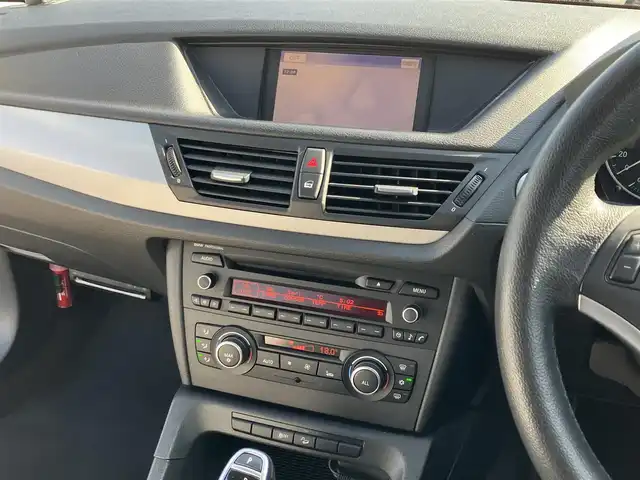 ＢＭＷ Ｘ１ xDrive 28i 三重県 2011(平23)年 7.8万km シルバー ４WD/ターボ/車検R9年5月20日/♪社外HDDナビ/ ・CD再生/DVD再生/ ・CD録音/♪バックカメラ/♪ドライブレコーダー前後/♪スマートキー×2/♪プッシュスタート/♪D/N席パワーシート/♪ルーフレール/♪HIDヘッドライト/♪フォグライト/♪リアフォグ/♪オートライト/♪フロアマット/♪スモークフィルム/♪電格ミラー/♪ETC/♪横滑り防止装置/♪サイド/カーテンエアバック