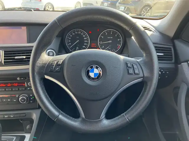 ＢＭＷ Ｘ１ xDrive 28i 三重県 2011(平23)年 7.8万km シルバー ４WD/ターボ/車検R9年5月20日/♪社外HDDナビ/ ・CD再生/DVD再生/ ・CD録音/♪バックカメラ/♪ドライブレコーダー前後/♪スマートキー×2/♪プッシュスタート/♪D/N席パワーシート/♪ルーフレール/♪HIDヘッドライト/♪フォグライト/♪リアフォグ/♪オートライト/♪フロアマット/♪スモークフィルム/♪電格ミラー/♪ETC/♪横滑り防止装置/♪サイド/カーテンエアバック