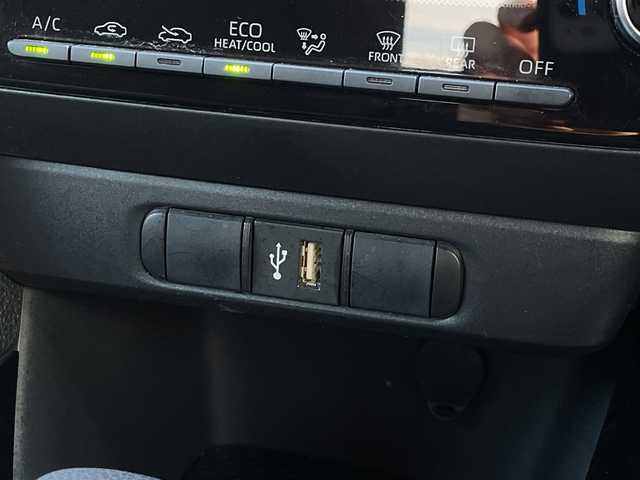 トヨタ ヤリス G 愛媛県 2020(令2)年 3.6万km シルバーM トヨタセーフティセンス/純正ディスプレイオーディオ・ナビキット/Ｂｌｕｅｔｏｏｔｈ/ドライブレコーダー/ＥＴＣ/オートライト/オートハイビーム/衝突軽減システム/コーナーセンサー/スマートキー/プッシュスタート/禁煙車/取説/スペアキー