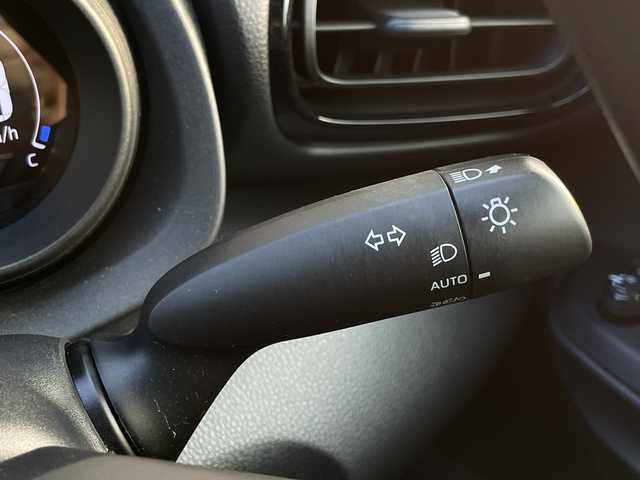 トヨタ ヤリス G 愛媛県 2020(令2)年 3.6万km シルバーM トヨタセーフティセンス/純正ディスプレイオーディオ・ナビキット/Ｂｌｕｅｔｏｏｔｈ/ドライブレコーダー/ＥＴＣ/オートライト/オートハイビーム/衝突軽減システム/コーナーセンサー/スマートキー/プッシュスタート/禁煙車/取説/スペアキー