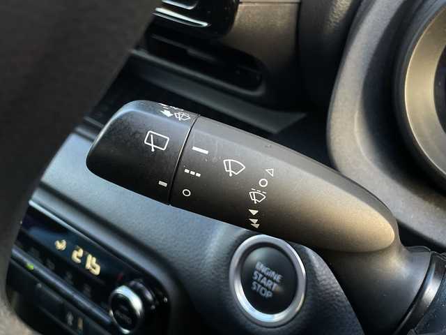 トヨタ ヤリス G 愛媛県 2020(令2)年 3.6万km シルバーM トヨタセーフティセンス/純正ディスプレイオーディオ・ナビキット/Ｂｌｕｅｔｏｏｔｈ/ドライブレコーダー/ＥＴＣ/オートライト/オートハイビーム/衝突軽減システム/コーナーセンサー/スマートキー/プッシュスタート/禁煙車/取説/スペアキー