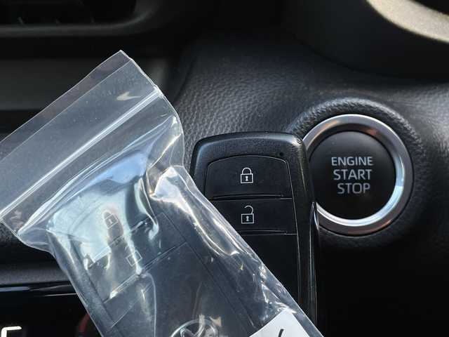 トヨタ ヤリス G 愛媛県 2020(令2)年 3.6万km シルバーM トヨタセーフティセンス/純正ディスプレイオーディオ・ナビキット/Ｂｌｕｅｔｏｏｔｈ/ドライブレコーダー/ＥＴＣ/オートライト/オートハイビーム/衝突軽減システム/コーナーセンサー/スマートキー/プッシュスタート/禁煙車/取説/スペアキー