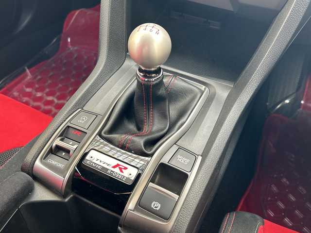 ホンダ シビック タイプR 福岡県 2018(平30)年 8万km 赤 純正ナビ（AM/FM）/フルTV CD/DVD・iPod/ドライブレコーダー（前後SD有）/ETC（ビルド）/電動格納ミラー/アイドリングストップ/クルーズコントロール/ハンズフリー/ブレーキホールド/横すべり防止/オートライト/保証書/取扱説明書