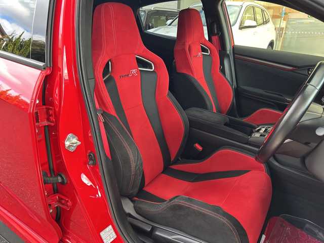 ホンダ シビック タイプR 福岡県 2018(平30)年 8万km 赤 純正ナビ（AM/FM）/フルTV CD/DVD・iPod/ドライブレコーダー（前後SD有）/ETC（ビルド）/電動格納ミラー/アイドリングストップ/クルーズコントロール/ハンズフリー/ブレーキホールド/横すべり防止/オートライト/保証書/取扱説明書