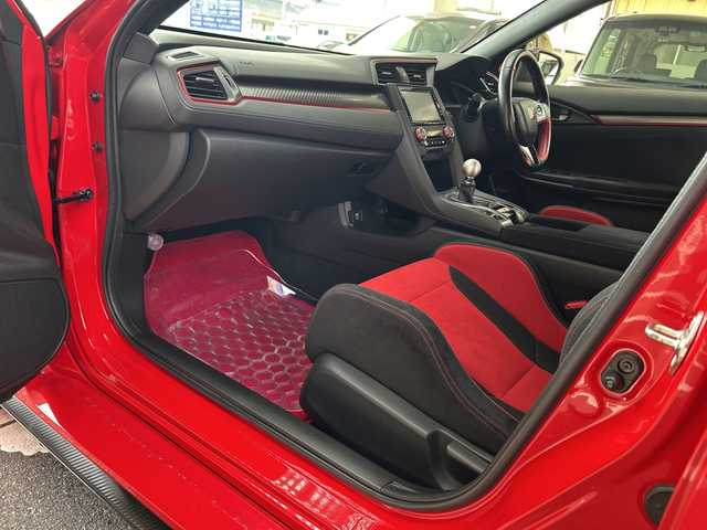 ホンダ シビック タイプR 福岡県 2018(平30)年 8万km 赤 純正ナビ（AM/FM）/フルTV CD/DVD・iPod/ドライブレコーダー（前後SD有）/ETC（ビルド）/電動格納ミラー/アイドリングストップ/クルーズコントロール/ハンズフリー/ブレーキホールド/横すべり防止/オートライト/保証書/取扱説明書