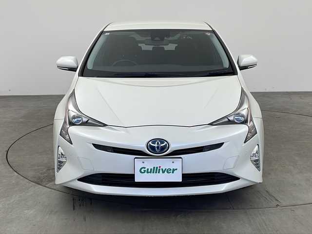トヨタ プリウス Sセーフティプラス 兵庫県 2018(平30)年 12.4万km ホワイトパールクリスタルシャイン ・純正SDナビ（NSCD-W66）/　Bluetoothオーディオ/　CD/DVD再生/　SDミュージックサーバー/　AUX接続/　ワンセグテレビ/・バックカメラ/・ビルドインETC/・レーダークルーズコントロール/・衝突被害軽減システム/・ABS/・横滑り防止機能/・前後コーナーセンサー/・レーンキープアシスト/・盗難防止装置/・オートライト/・オートマチックハイビーム/・LEDヘッドライト/・W＋サイドエアバック/・カーテンエアバック/・前方ドライブレコーダー/・社外フロアマット/・純正15インチアルミホイール/・スマートキー/・スペアキー/・AACエアコン