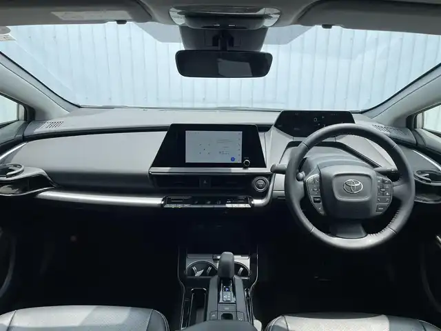 トヨタ プリウス X 滋賀県 2023(令5)年 1万km シルバーメタリック 8型ディスプレイオーディオ/・Bluetooth/フルセグ/バックカメラ/革巻きステアリング/ステアリングリモコン/ETC2.0/レーダークルーズコントロール/シートリフター/オートリトラミラー/ドアミラーヒーター/LEDヘッドライト/オートハイビーム/トヨタセーフティセンス/・レーンディパーチャーアラート/・ブラインドスポットモニター/・プリクラッシュセーフティ/・プロアクティブドライビングアシスト/・クリアランスソナー/・リヤクロストラフィックアラート/・後方車両接近告知/・リヤカメラディテクション/・パーキングサポートブレーキ/・安心降車アシスト/・ロードサインアシスト/スマートキー