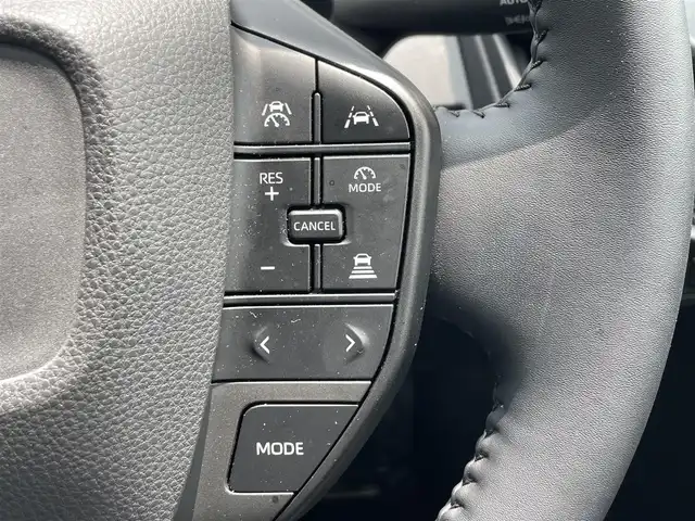 トヨタ プリウス X 滋賀県 2023(令5)年 1万km シルバーメタリック 8型ディスプレイオーディオ/・Bluetooth/フルセグ/バックカメラ/革巻きステアリング/ステアリングリモコン/ETC2.0/レーダークルーズコントロール/シートリフター/オートリトラミラー/ドアミラーヒーター/LEDヘッドライト/オートハイビーム/トヨタセーフティセンス/・レーンディパーチャーアラート/・ブラインドスポットモニター/・プリクラッシュセーフティ/・プロアクティブドライビングアシスト/・クリアランスソナー/・リヤクロストラフィックアラート/・後方車両接近告知/・リヤカメラディテクション/・パーキングサポートブレーキ/・安心降車アシスト/・ロードサインアシスト/スマートキー