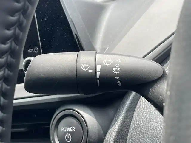 トヨタ プリウス X 滋賀県 2023(令5)年 1万km シルバーメタリック 8型ディスプレイオーディオ/・Bluetooth/フルセグ/バックカメラ/革巻きステアリング/ステアリングリモコン/ETC2.0/レーダークルーズコントロール/シートリフター/オートリトラミラー/ドアミラーヒーター/LEDヘッドライト/オートハイビーム/トヨタセーフティセンス/・レーンディパーチャーアラート/・ブラインドスポットモニター/・プリクラッシュセーフティ/・プロアクティブドライビングアシスト/・クリアランスソナー/・リヤクロストラフィックアラート/・後方車両接近告知/・リヤカメラディテクション/・パーキングサポートブレーキ/・安心降車アシスト/・ロードサインアシスト/スマートキー