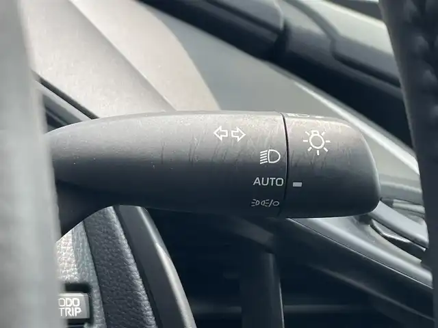 トヨタ プリウス X 滋賀県 2023(令5)年 1万km シルバーメタリック 8型ディスプレイオーディオ/・Bluetooth/フルセグ/バックカメラ/革巻きステアリング/ステアリングリモコン/ETC2.0/レーダークルーズコントロール/シートリフター/オートリトラミラー/ドアミラーヒーター/LEDヘッドライト/オートハイビーム/トヨタセーフティセンス/・レーンディパーチャーアラート/・ブラインドスポットモニター/・プリクラッシュセーフティ/・プロアクティブドライビングアシスト/・クリアランスソナー/・リヤクロストラフィックアラート/・後方車両接近告知/・リヤカメラディテクション/・パーキングサポートブレーキ/・安心降車アシスト/・ロードサインアシスト/スマートキー