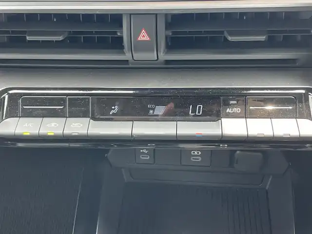トヨタ プリウス X 滋賀県 2023(令5)年 1万km シルバーメタリック 8型ディスプレイオーディオ/・Bluetooth/フルセグ/バックカメラ/革巻きステアリング/ステアリングリモコン/ETC2.0/レーダークルーズコントロール/シートリフター/オートリトラミラー/ドアミラーヒーター/LEDヘッドライト/オートハイビーム/トヨタセーフティセンス/・レーンディパーチャーアラート/・ブラインドスポットモニター/・プリクラッシュセーフティ/・プロアクティブドライビングアシスト/・クリアランスソナー/・リヤクロストラフィックアラート/・後方車両接近告知/・リヤカメラディテクション/・パーキングサポートブレーキ/・安心降車アシスト/・ロードサインアシスト/スマートキー