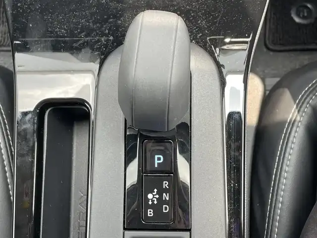 トヨタ プリウス X 滋賀県 2023(令5)年 1万km シルバーメタリック 8型ディスプレイオーディオ/・Bluetooth/フルセグ/バックカメラ/革巻きステアリング/ステアリングリモコン/ETC2.0/レーダークルーズコントロール/シートリフター/オートリトラミラー/ドアミラーヒーター/LEDヘッドライト/オートハイビーム/トヨタセーフティセンス/・レーンディパーチャーアラート/・ブラインドスポットモニター/・プリクラッシュセーフティ/・プロアクティブドライビングアシスト/・クリアランスソナー/・リヤクロストラフィックアラート/・後方車両接近告知/・リヤカメラディテクション/・パーキングサポートブレーキ/・安心降車アシスト/・ロードサインアシスト/スマートキー