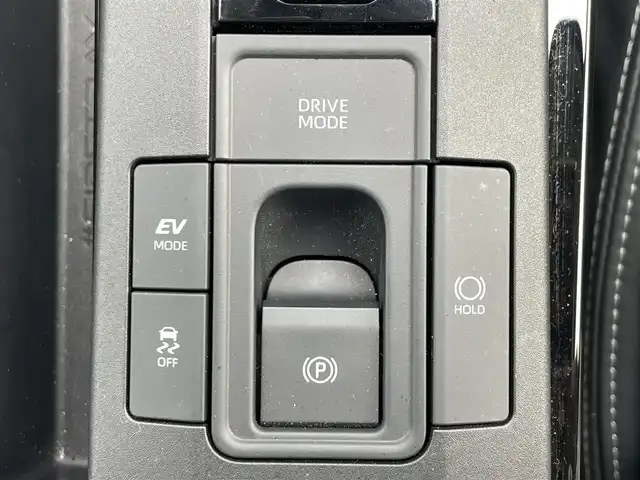 トヨタ プリウス X 滋賀県 2023(令5)年 1万km シルバーメタリック 8型ディスプレイオーディオ/・Bluetooth/フルセグ/バックカメラ/革巻きステアリング/ステアリングリモコン/ETC2.0/レーダークルーズコントロール/シートリフター/オートリトラミラー/ドアミラーヒーター/LEDヘッドライト/オートハイビーム/トヨタセーフティセンス/・レーンディパーチャーアラート/・ブラインドスポットモニター/・プリクラッシュセーフティ/・プロアクティブドライビングアシスト/・クリアランスソナー/・リヤクロストラフィックアラート/・後方車両接近告知/・リヤカメラディテクション/・パーキングサポートブレーキ/・安心降車アシスト/・ロードサインアシスト/スマートキー