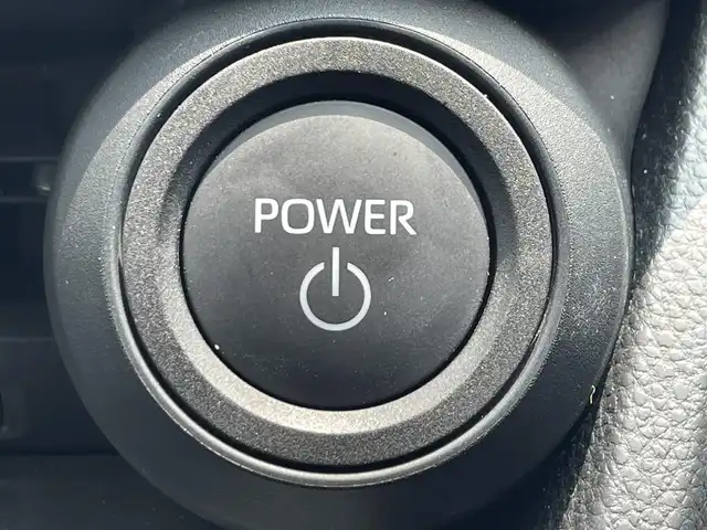 トヨタ プリウス X 滋賀県 2023(令5)年 1万km シルバーメタリック 8型ディスプレイオーディオ/・Bluetooth/フルセグ/バックカメラ/革巻きステアリング/ステアリングリモコン/ETC2.0/レーダークルーズコントロール/シートリフター/オートリトラミラー/ドアミラーヒーター/LEDヘッドライト/オートハイビーム/トヨタセーフティセンス/・レーンディパーチャーアラート/・ブラインドスポットモニター/・プリクラッシュセーフティ/・プロアクティブドライビングアシスト/・クリアランスソナー/・リヤクロストラフィックアラート/・後方車両接近告知/・リヤカメラディテクション/・パーキングサポートブレーキ/・安心降車アシスト/・ロードサインアシスト/スマートキー