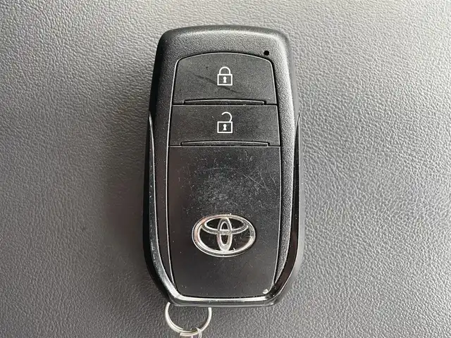 トヨタ プリウス X 滋賀県 2023(令5)年 1万km シルバーメタリック 8型ディスプレイオーディオ/・Bluetooth/フルセグ/バックカメラ/革巻きステアリング/ステアリングリモコン/ETC2.0/レーダークルーズコントロール/シートリフター/オートリトラミラー/ドアミラーヒーター/LEDヘッドライト/オートハイビーム/トヨタセーフティセンス/・レーンディパーチャーアラート/・ブラインドスポットモニター/・プリクラッシュセーフティ/・プロアクティブドライビングアシスト/・クリアランスソナー/・リヤクロストラフィックアラート/・後方車両接近告知/・リヤカメラディテクション/・パーキングサポートブレーキ/・安心降車アシスト/・ロードサインアシスト/スマートキー