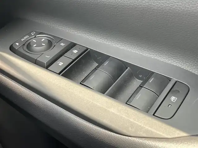 トヨタ プリウス X 滋賀県 2023(令5)年 1万km シルバーメタリック 8型ディスプレイオーディオ/・Bluetooth/フルセグ/バックカメラ/革巻きステアリング/ステアリングリモコン/ETC2.0/レーダークルーズコントロール/シートリフター/オートリトラミラー/ドアミラーヒーター/LEDヘッドライト/オートハイビーム/トヨタセーフティセンス/・レーンディパーチャーアラート/・ブラインドスポットモニター/・プリクラッシュセーフティ/・プロアクティブドライビングアシスト/・クリアランスソナー/・リヤクロストラフィックアラート/・後方車両接近告知/・リヤカメラディテクション/・パーキングサポートブレーキ/・安心降車アシスト/・ロードサインアシスト/スマートキー