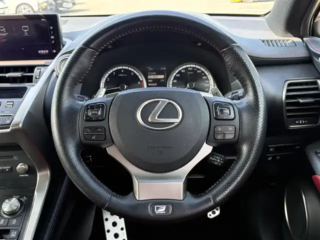 レクサス ＮＸ 300 Fスポーツ 大分県 2018(平30)年 7万km ホワイトノーヴァガラスフレーク ・純正ナビ(CD/DVD/SD/BT/USB/AUX/Miracast)/・フルセグテレビ/・バックモニター/・赤黒レザーシート/・ムーンルーフ/・三眼LEDヘッドライト/・プリクラッシュセーフティ/・ETC 2.0/・ドライブレコーダー/・レーダークルーズコントロール/・ステアリングリモコン/・ステアリングヒーター/・オートハイビーム/・パドルシフト/・パワーシート/・シートメモリー/・シートヒーター/・シートクーラー/・ブレーキホールド/・電動リアゲート