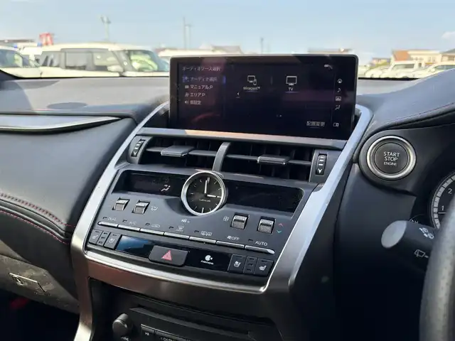 レクサス ＮＸ 300 Fスポーツ 大分県 2018(平30)年 7万km ホワイトノーヴァガラスフレーク ・純正ナビ(CD/DVD/SD/BT/USB/AUX/Miracast)/・フルセグテレビ/・バックモニター/・赤黒レザーシート/・ムーンルーフ/・三眼LEDヘッドライト/・プリクラッシュセーフティ/・ETC 2.0/・ドライブレコーダー/・レーダークルーズコントロール/・ステアリングリモコン/・ステアリングヒーター/・オートハイビーム/・パドルシフト/・パワーシート/・シートメモリー/・シートヒーター/・シートクーラー/・ブレーキホールド/・電動リアゲート