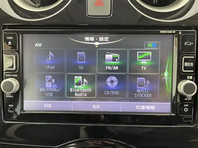 日産 ノート e－パワー X 富山県 2017(平29)年 2.2万km ブリリアントホワイトパール 純正ナビ【MM316D-W】/（AM/FM/CD/DVD/SD/AUX/BT）/フルセグＴＶ/アラウンドビューモニター/衝突被害軽減ブレーキ/レーンキープアシスト/オートLEDヘッドライト/横滑り防止装置/コーナーセンサー前後/デジタルインナーミラー/ETC/スマートキー×２/プッシュスタート/純正フロアマット/取扱説明書/保証書