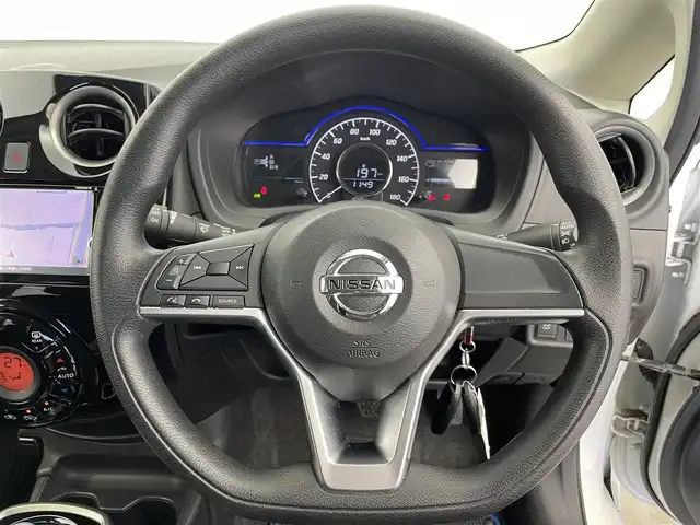 日産 ノート e－パワー X 富山県 2017(平29)年 2.2万km ブリリアントホワイトパール 純正ナビ【MM316D-W】/（AM/FM/CD/DVD/SD/AUX/BT）/フルセグＴＶ/アラウンドビューモニター/衝突被害軽減ブレーキ/レーンキープアシスト/オートLEDヘッドライト/横滑り防止装置/コーナーセンサー前後/デジタルインナーミラー/ETC/スマートキー×２/プッシュスタート/純正フロアマット/取扱説明書/保証書