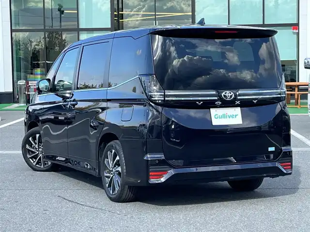 トヨタ ヴォクシー S－Z 奈良県 2023(令5)年 1.1万km スパークリングブラックパールクリスタルシャイン 純正10.5インチディスプレイオーディオ/(TV/BT/AppleCarPlay/AndroidAuto)/純正14インチフリップダウンモニター（V14T-R72R）/レーダークルーズコントロール/バックカメラ/ブラインドスポットモニター/前後コーナーセンサー/プリクラッシュセーフティ/レーンキープアシスト/両側パワースライドドア/パワーバックドア/ハーフレザーシート/全席シートヒーター/ヘッドアップディスプレイ/後席サンシェード/LEDヘッドライト/ETC2.0/純正17インチAW/保証書/取り扱い説明書/スペアキーX1