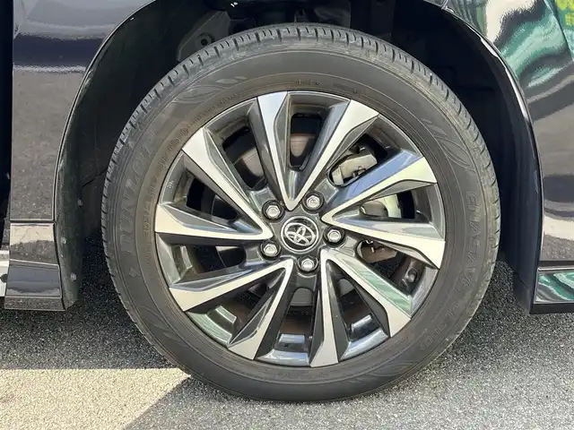 トヨタ ヴォクシー S－Z 奈良県 2023(令5)年 1.1万km スパークリングブラックパールクリスタルシャイン 純正10.5インチディスプレイオーディオ/(TV/BT/AppleCarPlay/AndroidAuto)/純正14インチフリップダウンモニター（V14T-R72R）/レーダークルーズコントロール/バックカメラ/ブラインドスポットモニター/前後コーナーセンサー/プリクラッシュセーフティ/レーンキープアシスト/両側パワースライドドア/パワーバックドア/ハーフレザーシート/全席シートヒーター/ヘッドアップディスプレイ/後席サンシェード/LEDヘッドライト/ETC2.0/純正17インチAW/保証書/取り扱い説明書/スペアキーX1