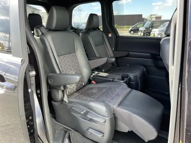 トヨタ ヴォクシー S－Z 奈良県 2023(令5)年 1.1万km スパークリングブラックパールクリスタルシャイン 純正10.5インチディスプレイオーディオ/(TV/BT/AppleCarPlay/AndroidAuto)/純正14インチフリップダウンモニター（V14T-R72R）/レーダークルーズコントロール/バックカメラ/ブラインドスポットモニター/前後コーナーセンサー/プリクラッシュセーフティ/レーンキープアシスト/両側パワースライドドア/パワーバックドア/ハーフレザーシート/全席シートヒーター/ヘッドアップディスプレイ/後席サンシェード/LEDヘッドライト/ETC2.0/純正17インチAW/保証書/取り扱い説明書/スペアキーX1