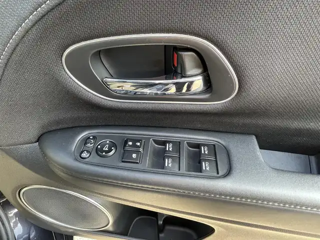 ホンダ ヴェゼル ハイブリッド Z ホンダセンシング 島根県 2016(平28)年 6.3万km ルーセブラックM 純正ＳＤナビ　/フルセグTV　/ＤＶＤ再生　/Ｂｌｕｅｔｏｏｔｈ接続　/バックカメラ　/ビルトインＥＴＣ　/ドライブレコーダー　/アダプティブクルーズコントロール/衝突軽減システム　/前席シートヒーター　/スマートキー/純正ＬＥＤヘッドライト/純正１７インチアルミホイール　/純正フロアマット　/保証書/取扱説明書/スペアキー1本