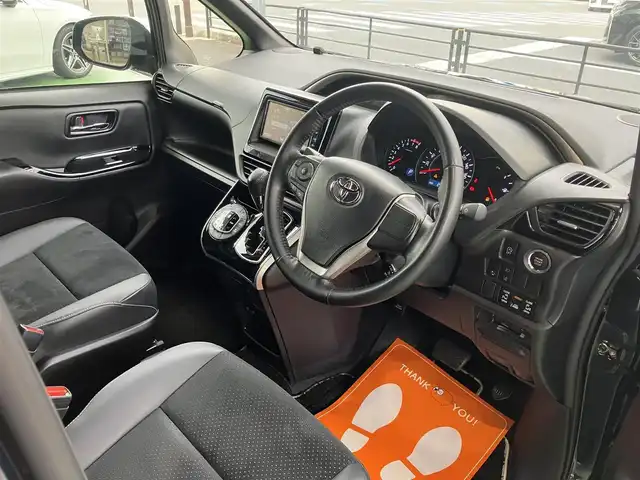 トヨタ ヴォクシー ZS 煌Ⅲ 神奈川県 2021(令3)年 2.8万km ブラッキッシュアゲハガラスフレーク 新車保証書/スマートキー/スペアキー/純正SDナビ・フルセグTV/CD・DVDビデオ・Bluetooth/バックカメラ/ビルトインETC2.0/両側パワースライドドア/トヨタセーフティセンス/・プリクラッシュセーフティシステム/・レーンディパーチャーアラート/・オートマチックハイビーム/・先行車発進告知機能/インテリジェントクリアランスソナー/クルーズコントロール/LEDヘッドライト/LEDフォグランプ/純正フロアーマット/純正ドアバイザー