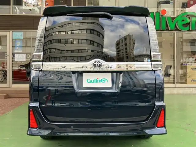 トヨタ ヴォクシー ZS 煌Ⅲ 神奈川県 2021(令3)年 2.8万km ブラッキッシュアゲハガラスフレーク 新車保証書/スマートキー/スペアキー/純正SDナビ・フルセグTV/CD・DVDビデオ・Bluetooth/バックカメラ/ビルトインETC2.0/両側パワースライドドア/トヨタセーフティセンス/・プリクラッシュセーフティシステム/・レーンディパーチャーアラート/・オートマチックハイビーム/・先行車発進告知機能/インテリジェントクリアランスソナー/クルーズコントロール/LEDヘッドライト/LEDフォグランプ/純正フロアーマット/純正ドアバイザー