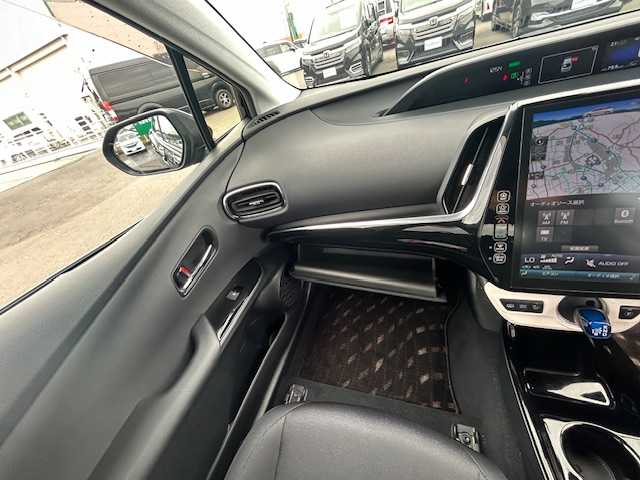 トヨタ プリウス ＰＨＶ S ナビパッケージ 茨城県 2017(平29)年 6.9万km アティチュードブラックマイカ 純正大型ナビ/クルーズコントロール/フルセグTV/Bluetooth搭載/パーキングアシスト機能/ドライブレコーダー/プラグインハイブリッド/ビルトインETC/オートライト/オートマチックハイビーム/エアバック/カーテンエアバック/横滑り防止機能/禁煙車/エンジンスタートボタン/衝突被害軽減システム/